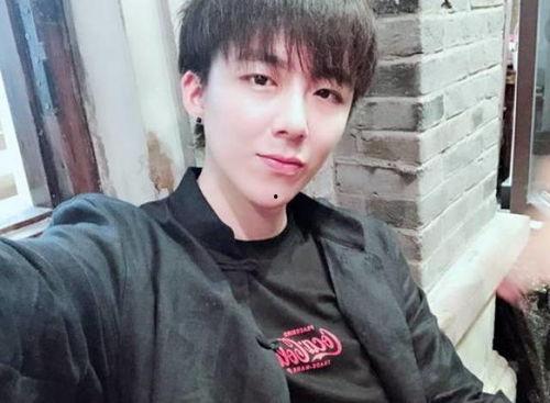 抖音男网红吃瓜